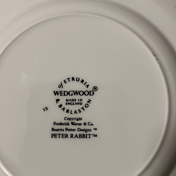 Vintage Beatrix potter Peter Rabbit Wedgewood plate with Mrs. Rabbit 7” - Picture 3 of 3